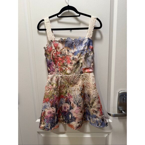 Elliatt Matila Mini Dress in Floral Party Cocktail Wedding Guest size S NWT - Picture 8 of 11